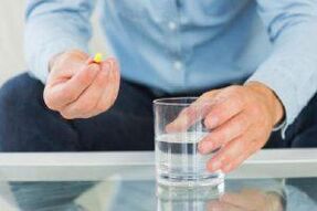 Muž užíva účinné antibiotikum na prostatitídu